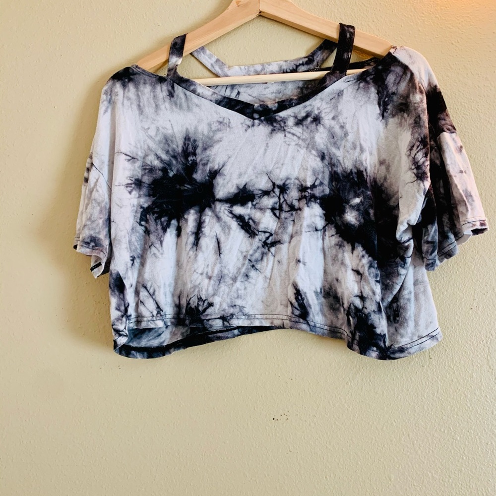 Black and white cropped marble shirt